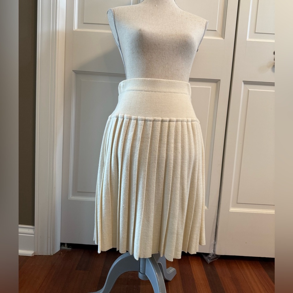 Liz Claiborne Cream Pleated Skirt